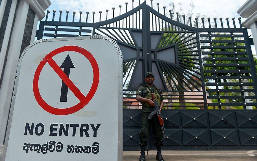 Een soldaat bewaakt een van de kerken in Sri Lanka waar op Eerste Paasdag een aanslag werd gepleegd. beeld  AFP, Ishara S. Kodikara