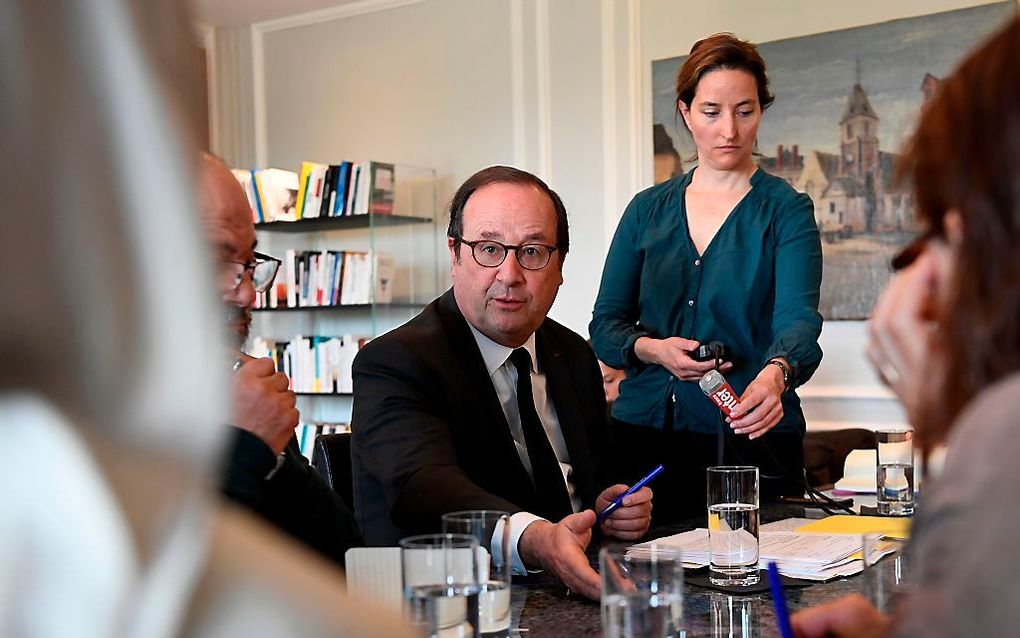 De Franse oud-president François Hollande in gesprek met verwanten van kinderen van Franse jihadisten, begin mei. De kinderen worden vastgehouden in kampen in Syrië en Irak. Hun terugkeer naar Frankrijk ligt gevoelig. beeld AFP, Bertrand Guay