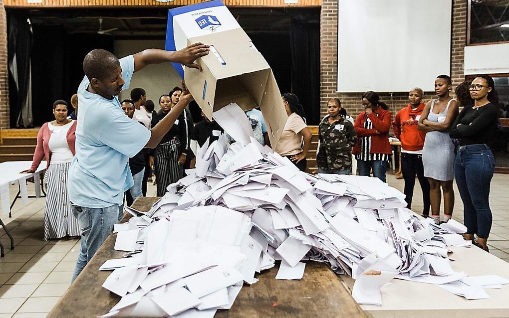 Legen van de stembus in Durban, Zuid-Afrika, woensdag. beeld AFP, Rajesh Jantilal