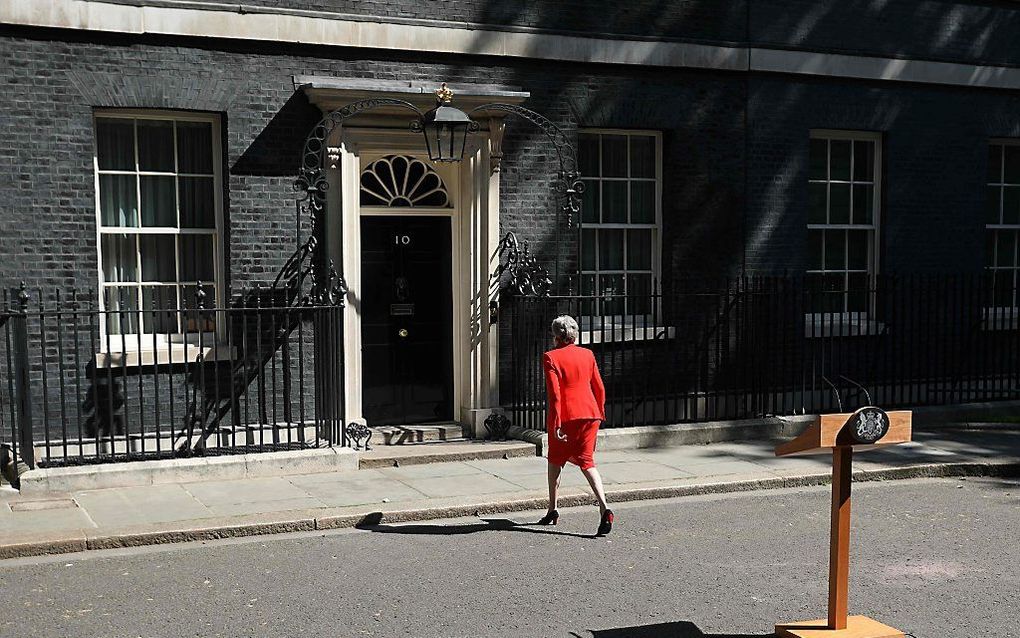 Theresa May vertrekt van Downing Street na haar aftreden als partijleider te hebben aangekondigd. beeld AFP