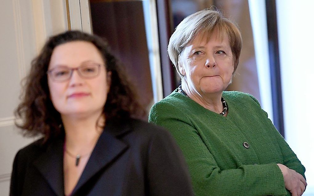 Nahles (L) en Merkel. beeld AFP