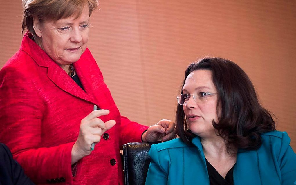 Bondskanselier Merkel (l.) met ex-SPD-leider Nahles. beeld AFP, Odd ANDERSEN