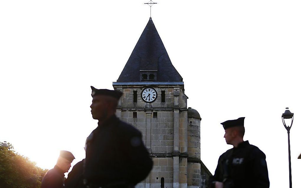 Bewaking bij de kerk waar gisteren een Franse priester tijdens de mis werd vermoord door IS-aanhangers. beeld AFP