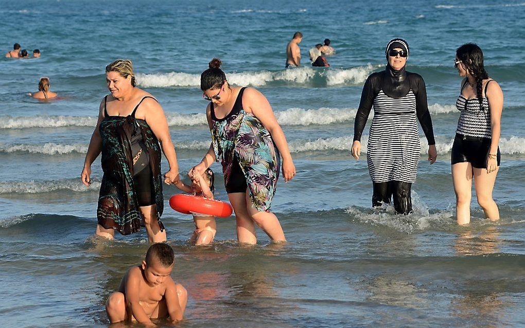 Vrouw in boerkini op een strand in Tunesië. beeld AFP, Fethi Belaid