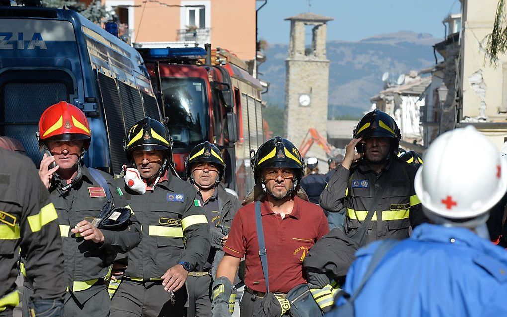 AMATRICE. Brandweerlieden en andee hulpverleners waren ook vandaag nog druk bezig in het Italiaanse stadje Amatrice met het zoeken naar slachtoffers van de aardbeving van woensdag. beeld AFP, Andreas Solaro