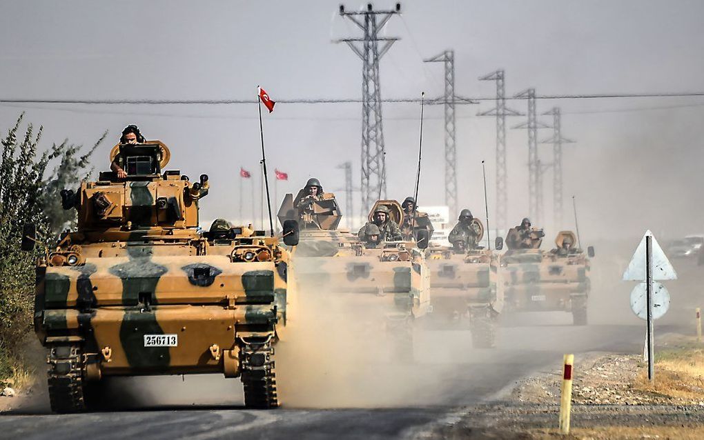 Turkse tanks op weg naar de Syrische grensstad Jarabulus. beeld AFP, Bulent Kilic