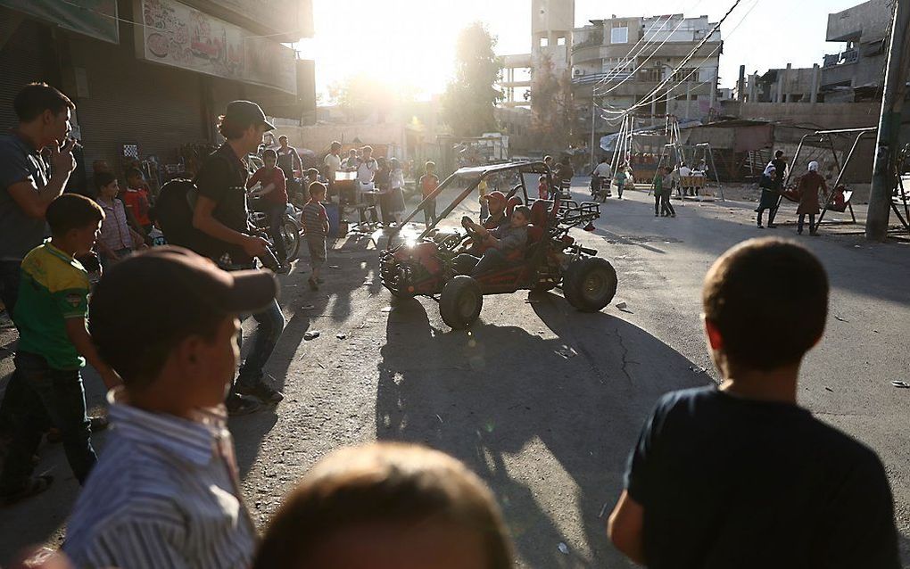 DAMASCUS. Syriërs vierden gisteren het islamitische feest Eid al-Adha in Damascus. Door de wapenstilstand die maandag inging kon de bevolking redelijk ongestoord feestvieren. beeld AFP, Abd Doumany