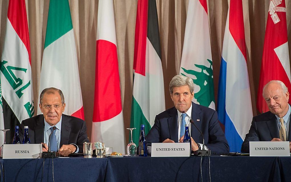 V.l.n.r. Sergei Lavrov, John Kerry en Staffan de Mistura. beeld AFP