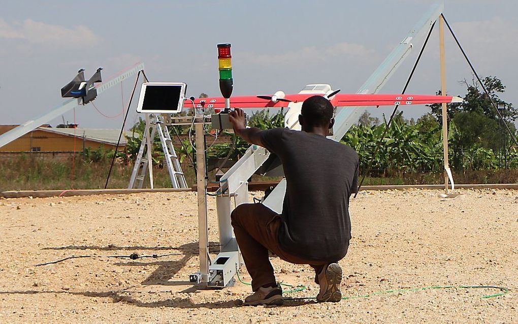 KIGALI. Een drone werd deze week uitgeprobeerd in Rwanda alvorens te worden ingezet om medicijnen en bloedstalen te vervoeren. beeld AFP, Stephanie  Aglietti