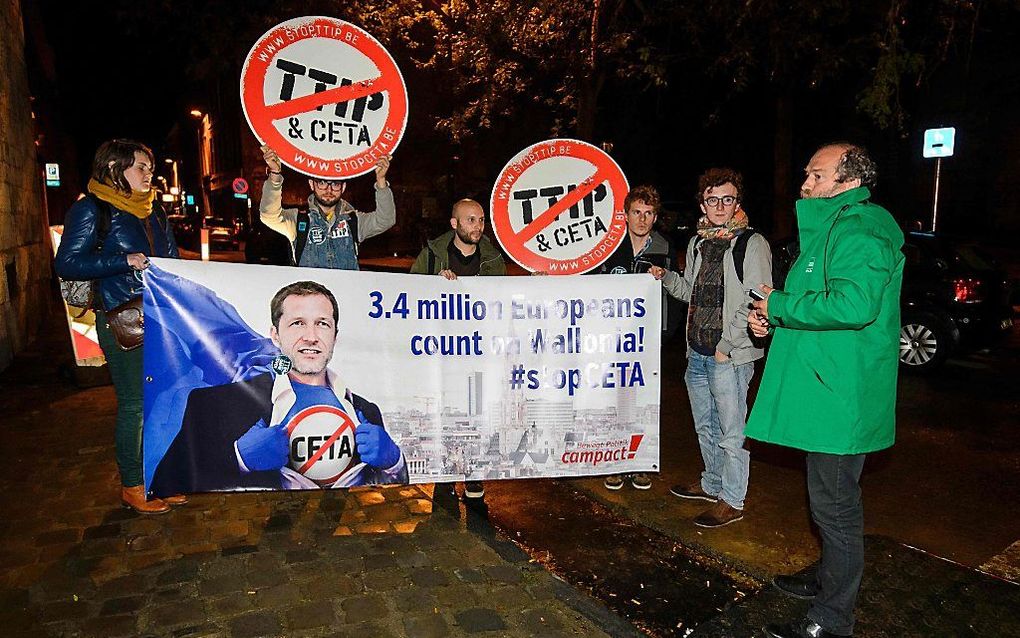 NAMEN. Demonstrantie tegen de vrijhandelsverdragen CETA en TTIP donderdag in Namen. beeld AFP, Nicolas Lambert