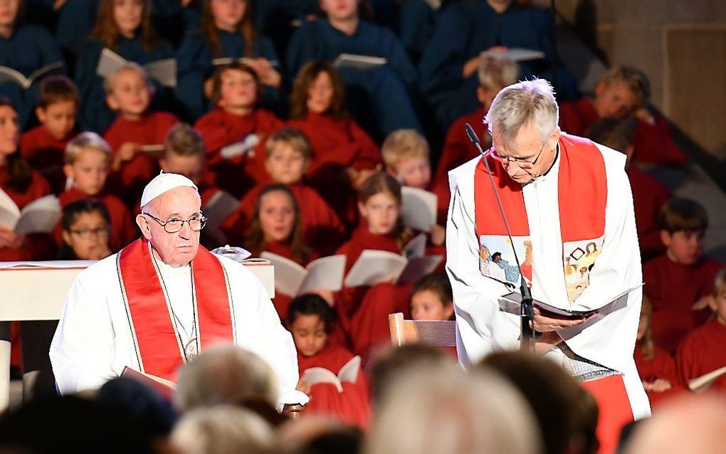 Paus Franciscus (l.) tijdens de herdenkingsdienst in de kathedraal van het Zweedse Lund. beeld AFP, Vincenzo Pinto