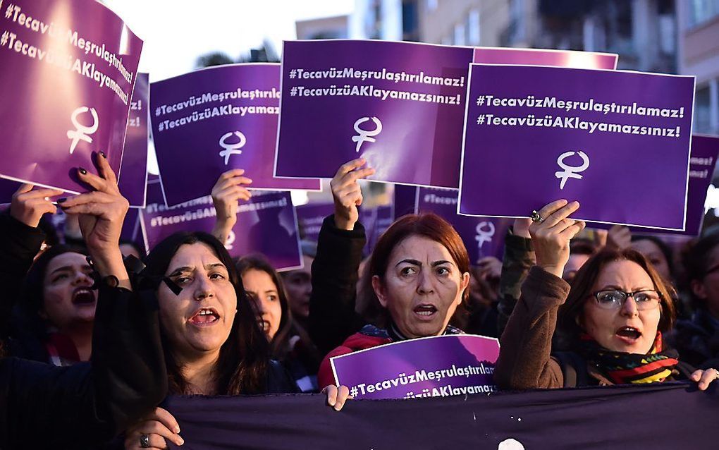 ISTANBUL. Vrouwen demonstreren in Istanbul tegen een Turks wetsvoorstel dat seks met minderjarige meisjes onder voorwaarden legitimeert. beeld AFP, Yasin Akgul