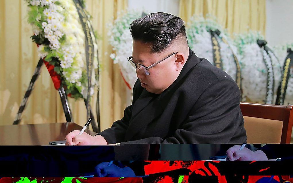 PYONGYANG. De Noord-Koreaanse dictator Kim Jong Un tekende deze week op de Cubaanse ambassade in Pyongyang het condoleanceregister voor de overleden Cubaanse leider Fidel Castro. beeld AFP, KCNA