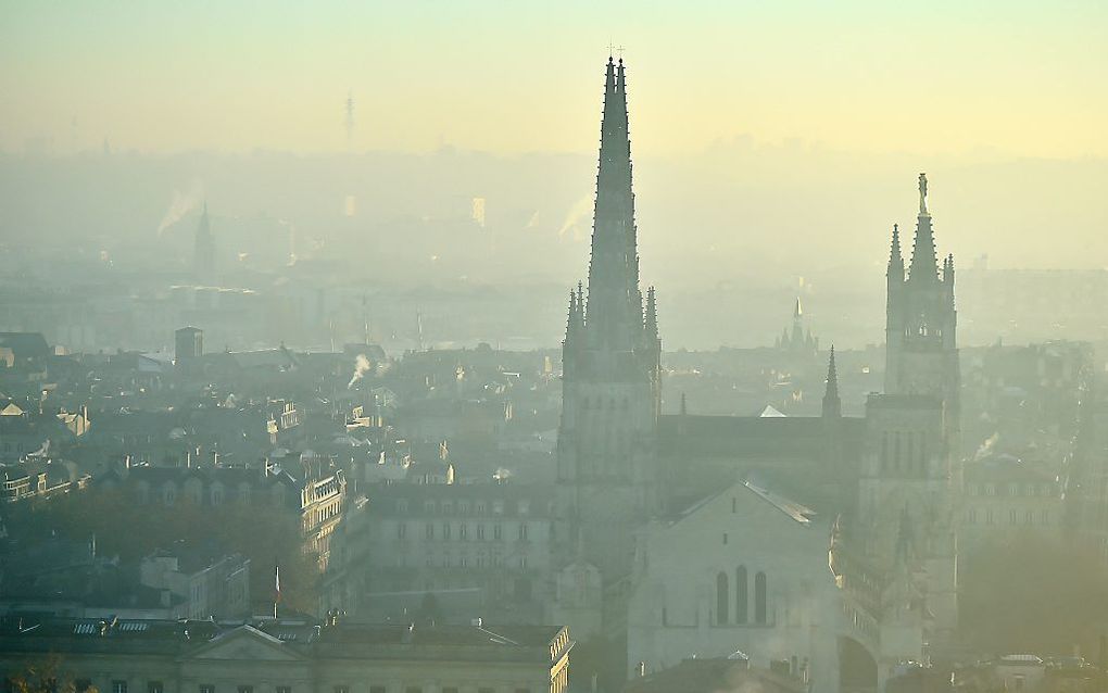 BORDEAUX. Smog boven de Franse stad Bordeaux. Voor klimaatwetenschappers wordt het tijd om daar wat aan te doen om klimaatverandering te beperken. In de VS riepen deze week wetenschappers aankomend president Trump op dit probleem serieus te nemen.  beeld 