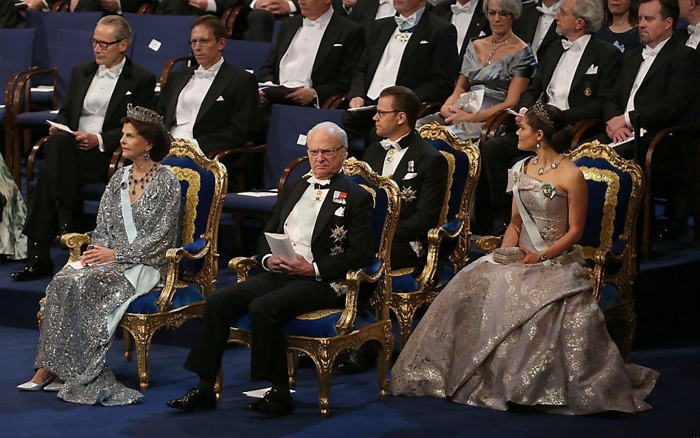 Koningin Silvia, koning Carl Gustaf en kroonprinses Victoria (v.l.n.r.) bij de uitreiking van de Nobelprijzen 2016. beeld AFP