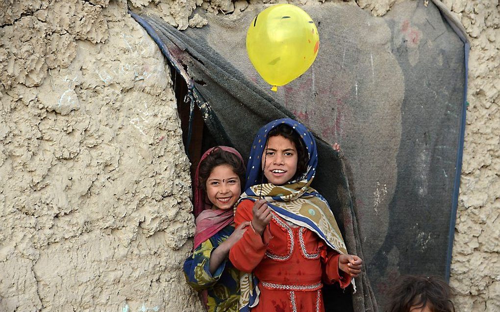 Afghaanse kinderen in een vluchtelingenkamp bij de Afghaanse hoofdstad Kabul. beeld AFP