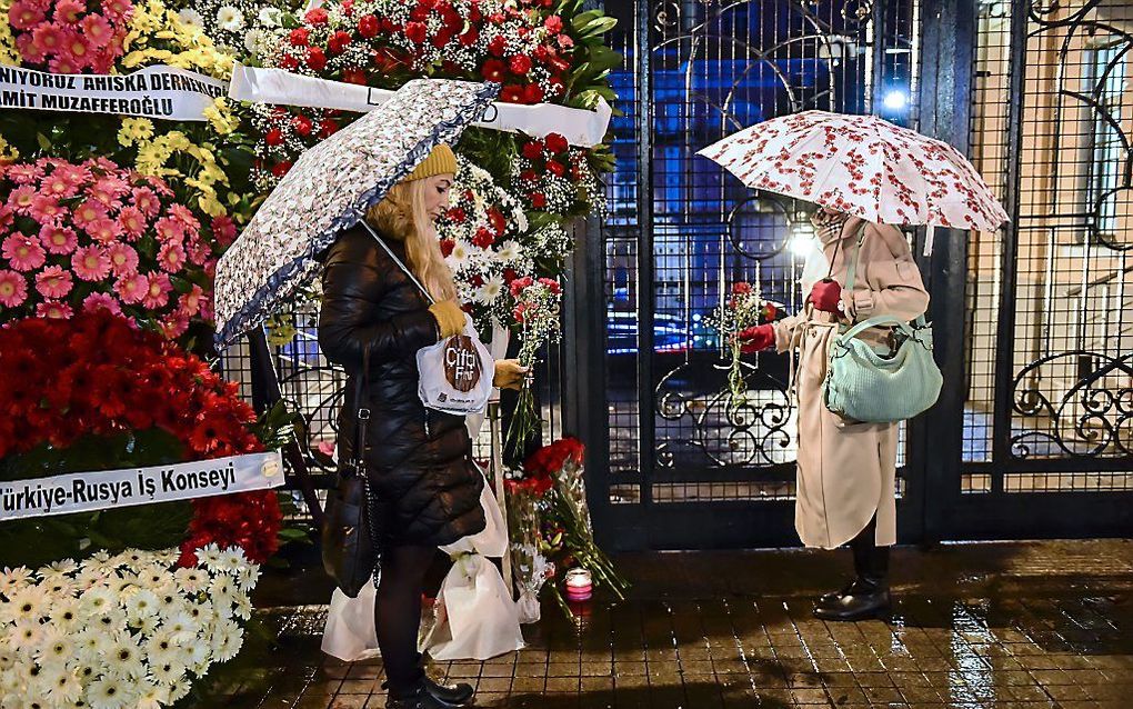 Bloemen bij het Russische consulaat in Istanbul, ter gedachtenis aan de maandag vermoorde Russische ambassadeur in Turkije. beeld AFP, Yasin Akgul