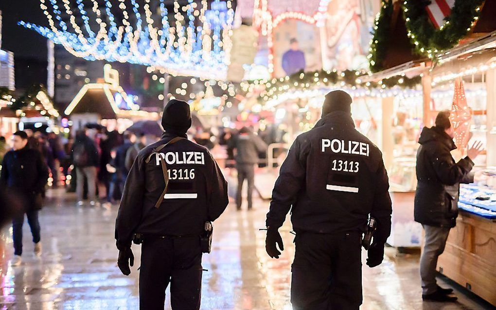 BERLIJN. Hoewel de Kerstmarkten in Berlijn weer open zijn, patrouilleert de Duitse politie nog massaal in de hoofdstad. beeld AFP, Clemens Bilan