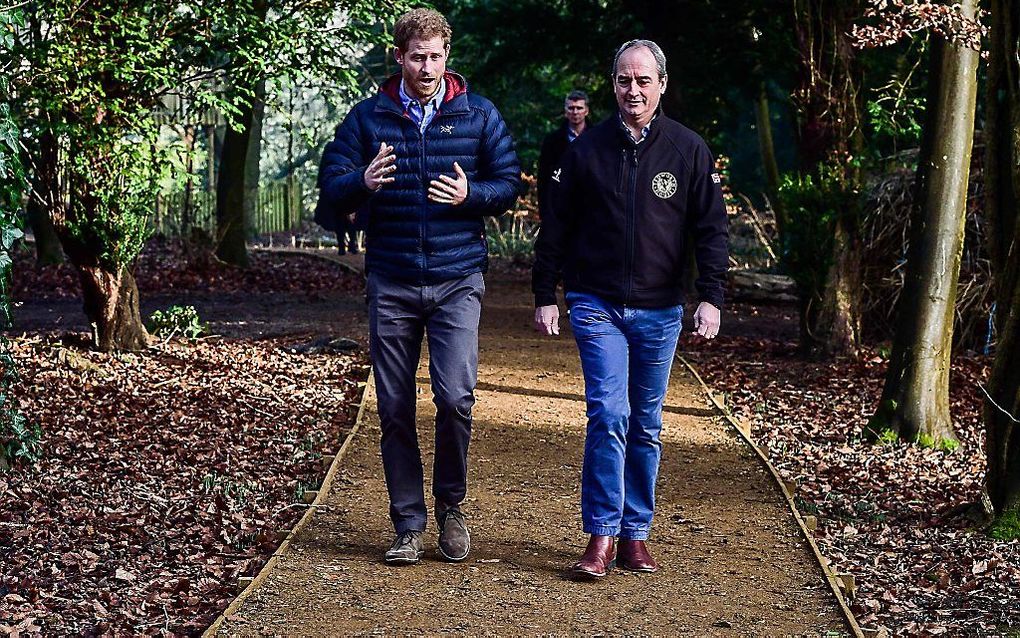 Prins Harry in gesprek met een van de begeleiders van het centrum Tedworth House. beeld AFP