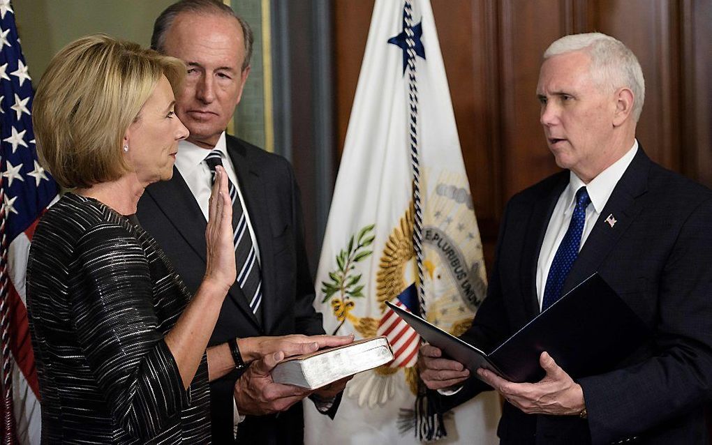 DeVos (l.) en vice-president Pence. beeld AFP