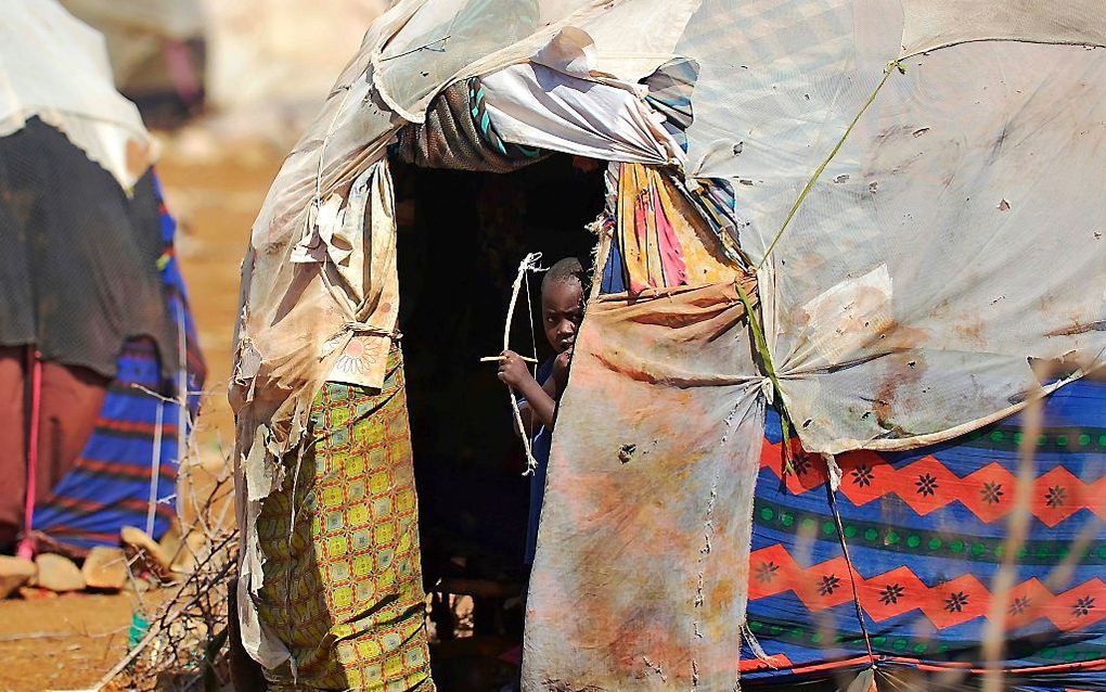 Een vluchtelingenkind in een noodkamp in de buitenwijken van Baidoa, Somalië. Dagelijks vluchten duizenden naar het kamp vanuit droge gebeiden. beeld AFP