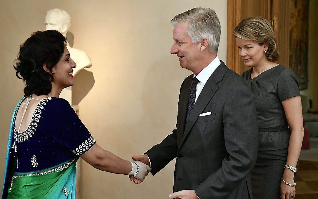 Koning Filip en koningin Mathilde ontvangen Nidhi Chaphekar, de Indische stewardess die zwaargewond raakte bij de aanslag op vliegveld Zaventem, 2016. beeld AFP