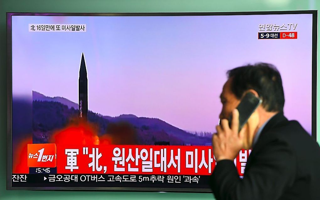 Beelden van een mislukte raketlancering van Noord-Korea op de Zuid-Koreaanse televisie, woensdag. beeld APF, Yeon-Je Jung