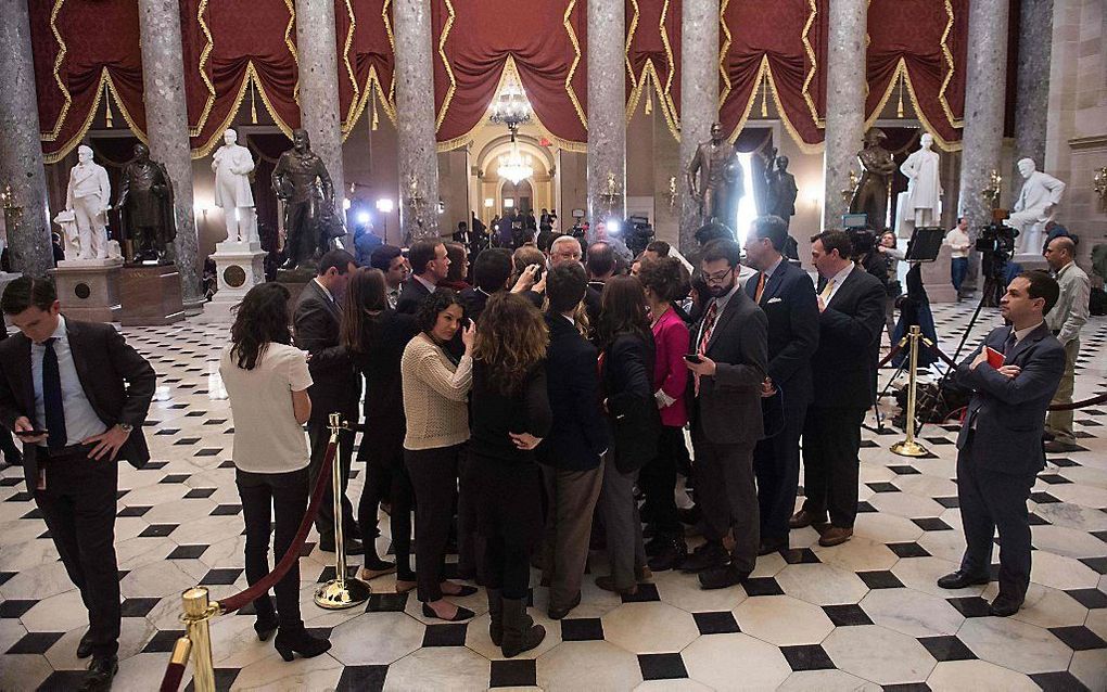 WASHINGTON. Journalisten wachtten gisteren in het Capitool in spanning op de uitkomst van de onderhandelingen van de Republikeinen over de nieuwe zorgwet van Trump. beeld AFP, Nicholas Kamm