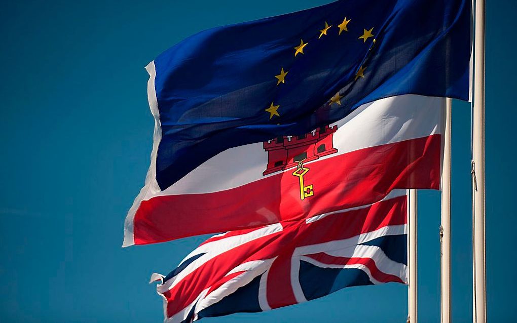 De vlag van Gibraltar wordt nu nog geflankeerd door de Britse en EU-vlag. De vraag is welke vlag er over tien jaar nog hangt: de Europese of de Britse. beeld  AFP, JORGE GUERRERO