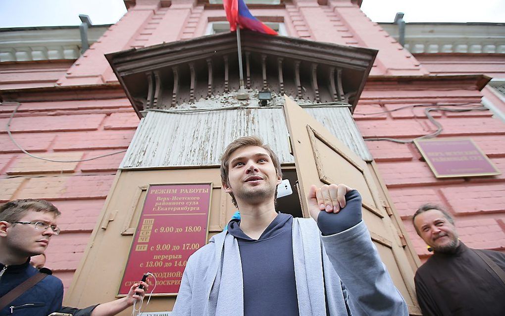 Blogger Ruslan Sokolovsky bij het verlaten van de rechtbank in Jekaterinenburg donderdag. beeld AFP, Konstantin Melnitskiy