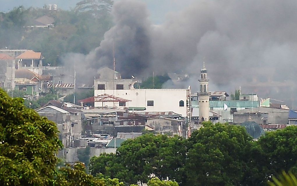 Beeld donderdag van de stad Marawi, op het Filipijnse eiland Mindanao, waar legereenheden proberen de aan IS gelieerde militanten te verdrijven. beeld AFP, TED ALJIBE