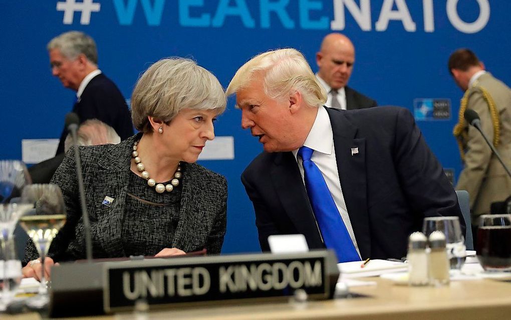 De Britse premier May (l.) en de Amerikaanse president Trump op de NAVO-top vorige week. beeld  AFP, Matt Dunham