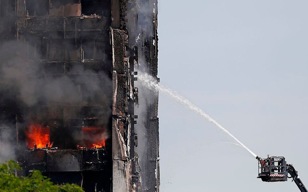 De brandweer in Londen is druk met het blussen van de verwoestende brand in de Grenfell Tower in Londen-West. beeld EPA