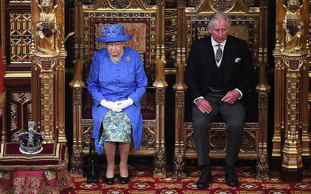 Koningin Elizabeth werd bij haar bezoek aan het parlementsgebouw vergezeld door haar zoon prins Charles. Die verving zijn vader prins Philip die uit voorzorg is opgenomen in een ziekenhuis. beeld AFP