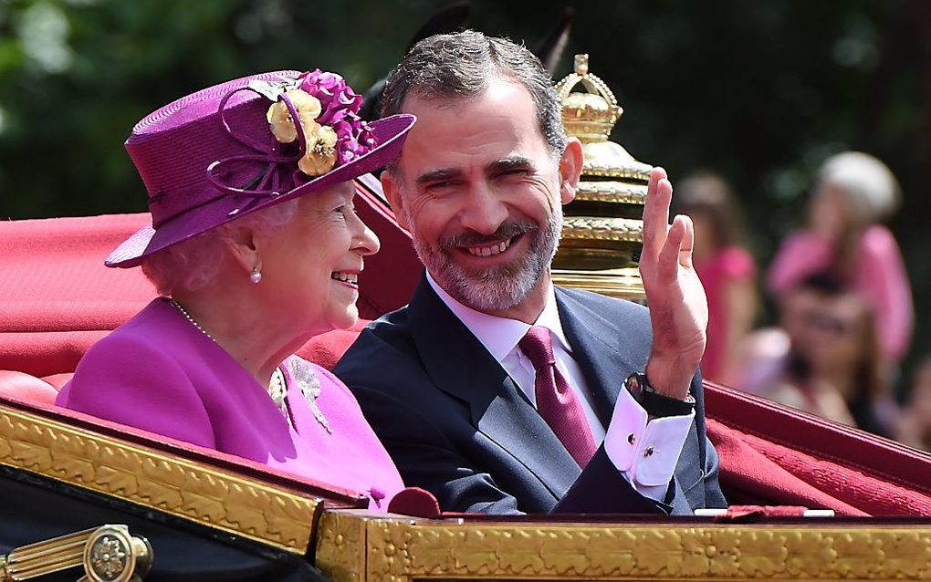 De Spaanse koning Felipe en de Britse koningin Elizabeth. beeld AFP