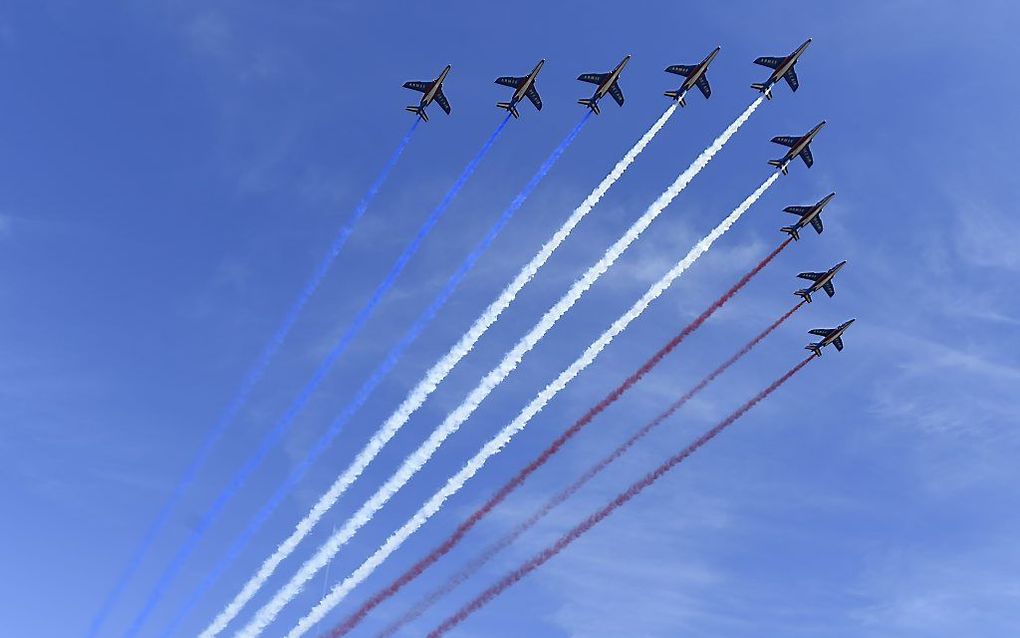 Franse straaljagers scheren over Parijs, tijdens de Franse nationale feestdag. Frankrijk en Duitsland hebben besloten samen een nieuw jachtvliegtuig te ontwikkelen. beeld AFP