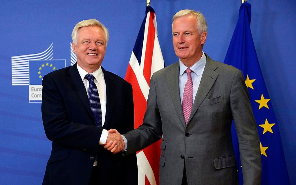 Davis (l.) en Barnier (r.) maandagmorgen in Brussel. beeld AFP, Thierry Charlier