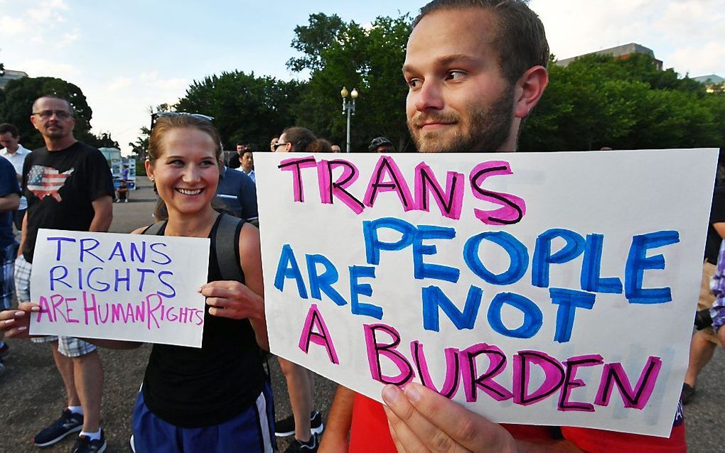 De rechten van transgenders zijn wereldwijd in discussie. Foto: demonstranten in de VS die protesteren tegen het besluit van president Trump om transgenders geen ruimte in het leger te geven. beeld AFP, PAUL J. RICHARDS