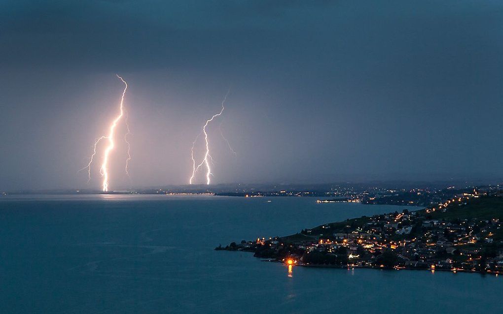 Onweer boven het Meer van Genève. beeld AFP