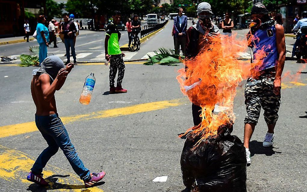 CARACAS. Betogers in de Venezolaanse hoofdstad Caracas voelden zich gisteren gesterkt door de veroordeling van „de Venezolaanse dictatuur” door 12 Zuid-Amerikaanse landen. beeld  AFP, Ronaldo Schemidt