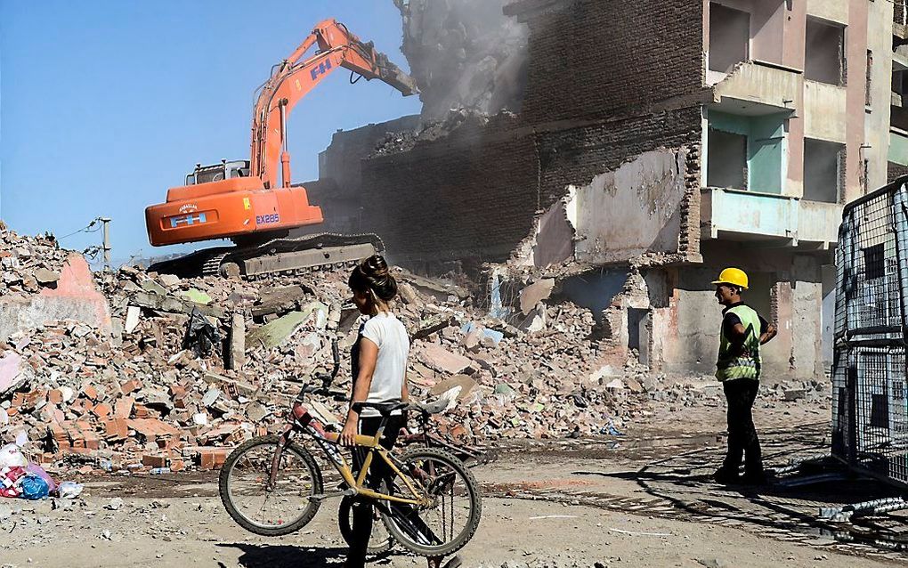 Slopers aan het werk bij een gebouw in Diyarbakir, dat beschadigd is geraakt bij gevechten tussen het Turkse leger en de Koerdische PKK. beeld AFP, Ilyas Akengin