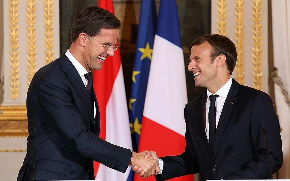 Rutte (l.) en Macron. beeld AFP