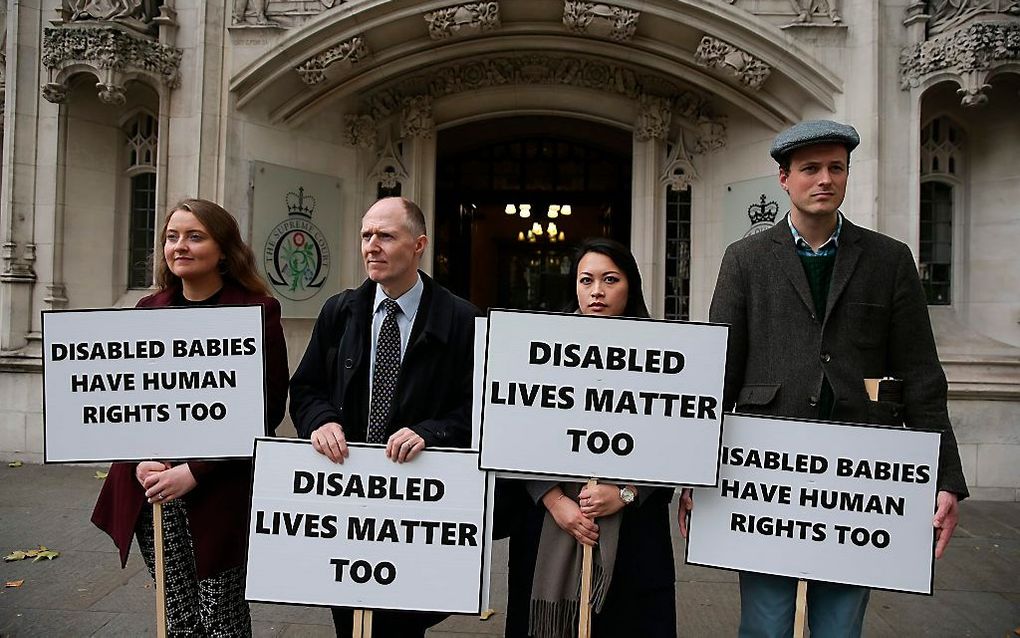 Antiabortusactivisten voor het Supreme Court in Londen dat binnenkort uitspraak doet over abortus in Noord-Ierland. beeld  AFP, Daniel Leal-Olivas