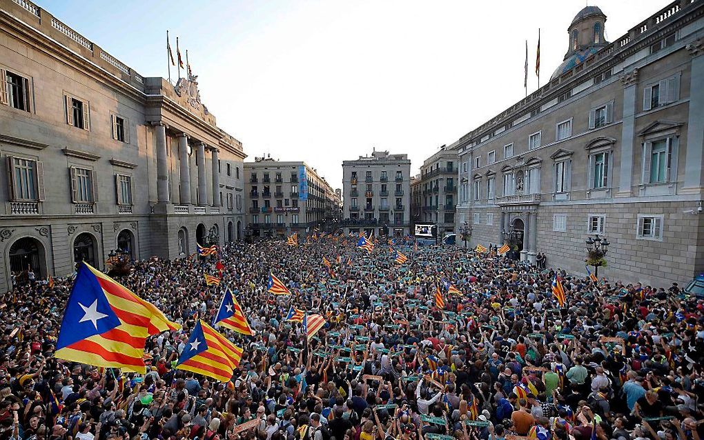 Catalanen vieren op 27 oktober de onafhankelijkheid op het Sant Jaumeplein in Barcelona. beeld AFP