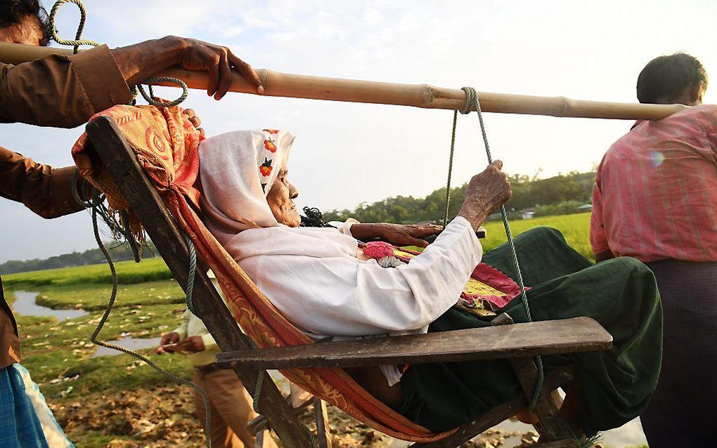 Op weg naar het Balukhali-vluchtelingenkamp, net over de grens met Bangladesh. beeld AFP