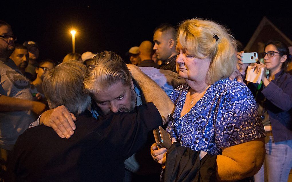 SUTHERLAND SPRINGS. Gemeenteleden uit de kerk die gisteren tijdens een kerkdienst in het Amerikaanse dorp Sutherland Springs werden aangevallen door een gewapende man, werden zondag getroost door dorpsbewoners.  Bij de moordpartij vielen 26 doden. beeld A