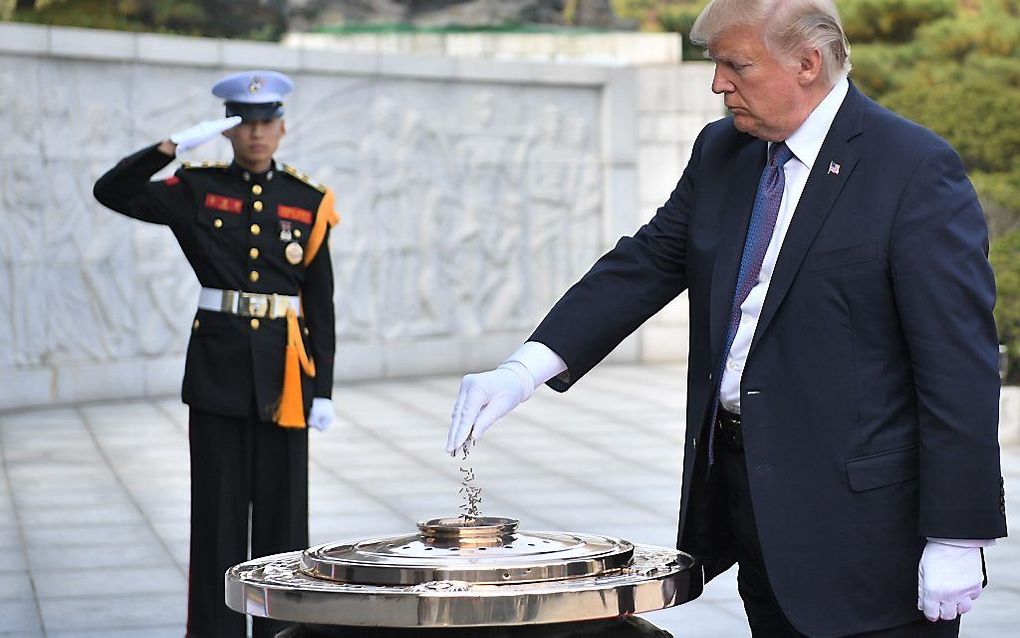 Trump op de Nationale Begraafplaats in Seoul. beeld AFP