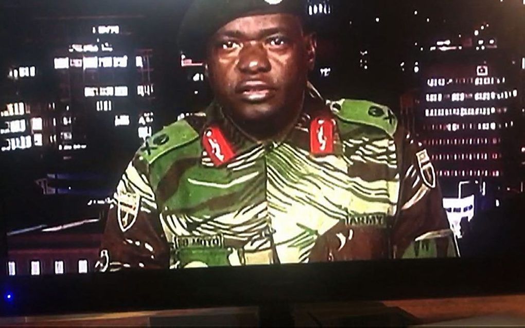 Generaal-majoor Sibusiso Moyo leest een verklaring voor op de Zimbabwaanse televisie. beeld AFP