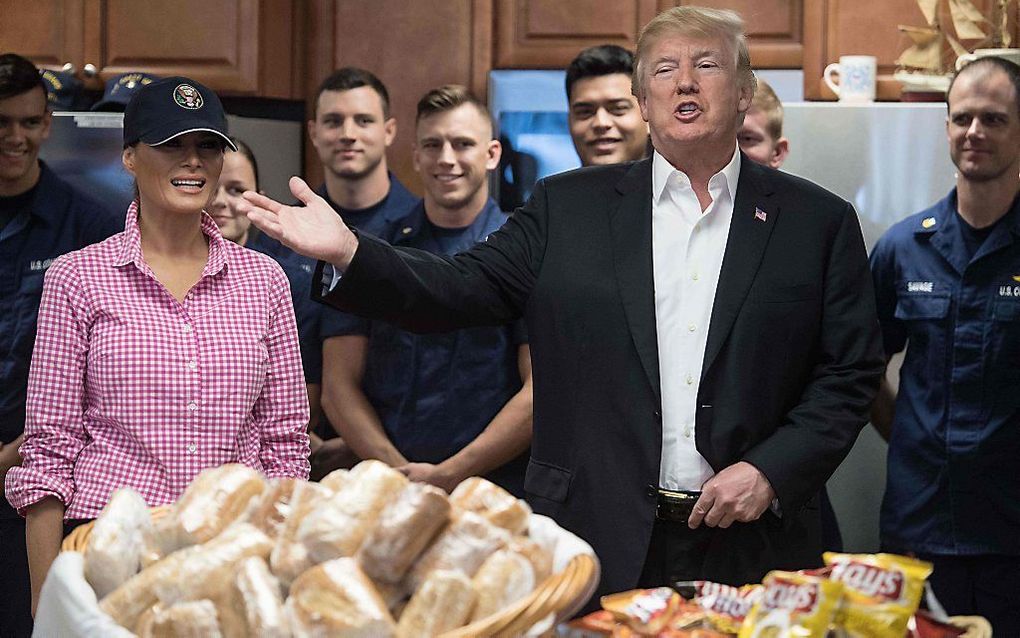 De Amerikaanse president Donald Trump en zijn vrouw Melania bezoeken de kustwacht in Riviera Beach (Florida) op Thanksgiving Day. beeld AFP