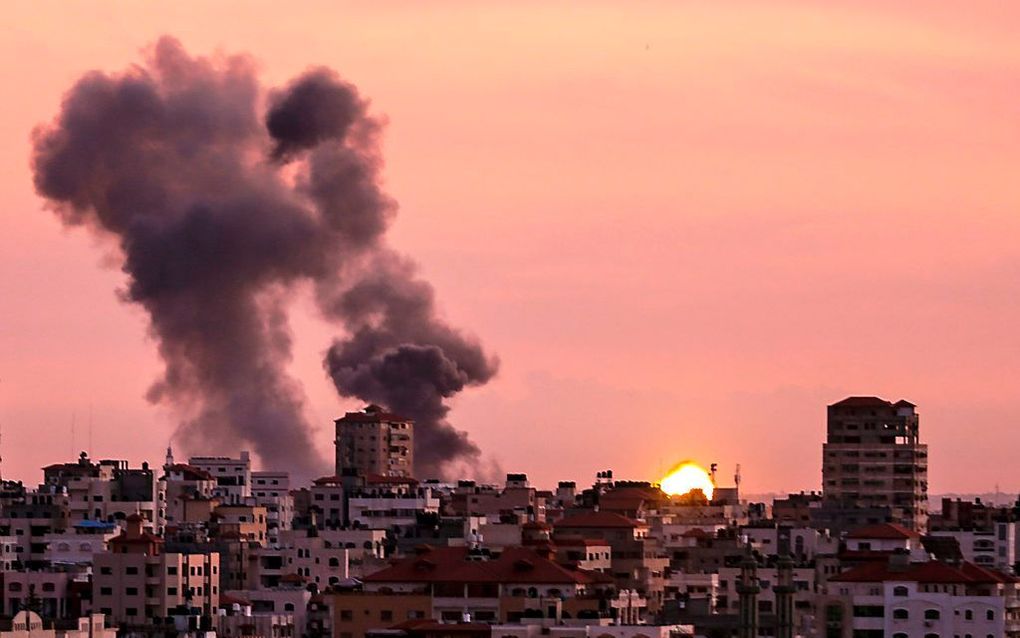 Rook stijgt donderdag op uit Gaza-stad nadat de Israëlische luchtmacht doelen van Hamas heeft gebombardeerd. De aanval was een vergelding voor de beschieting met mortiergranaten op Israël door Palestijnse militanten. beeld AFP, Mahmud Hams